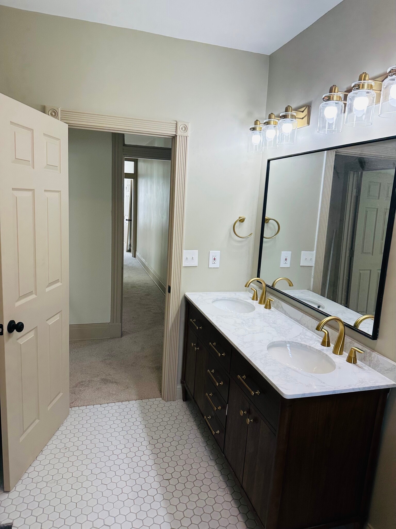 Full bath - 514 Delta Ave