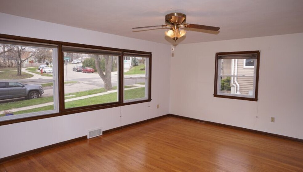Building Photo - 6420 Lakeview Blvd