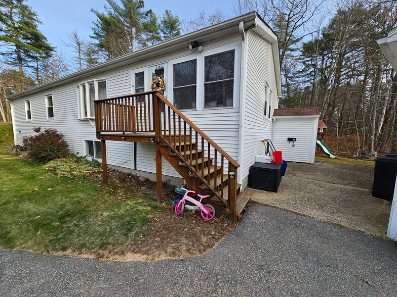 Entrance to the apartment is to the right. - 13 Egypt Rd