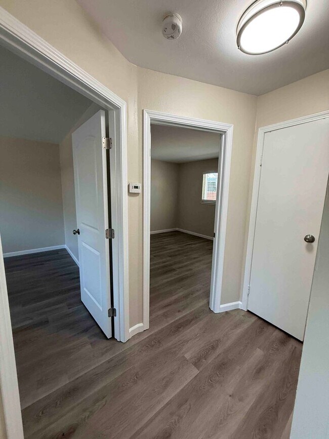 Building Photo - Great 2 Bedroom Duplex