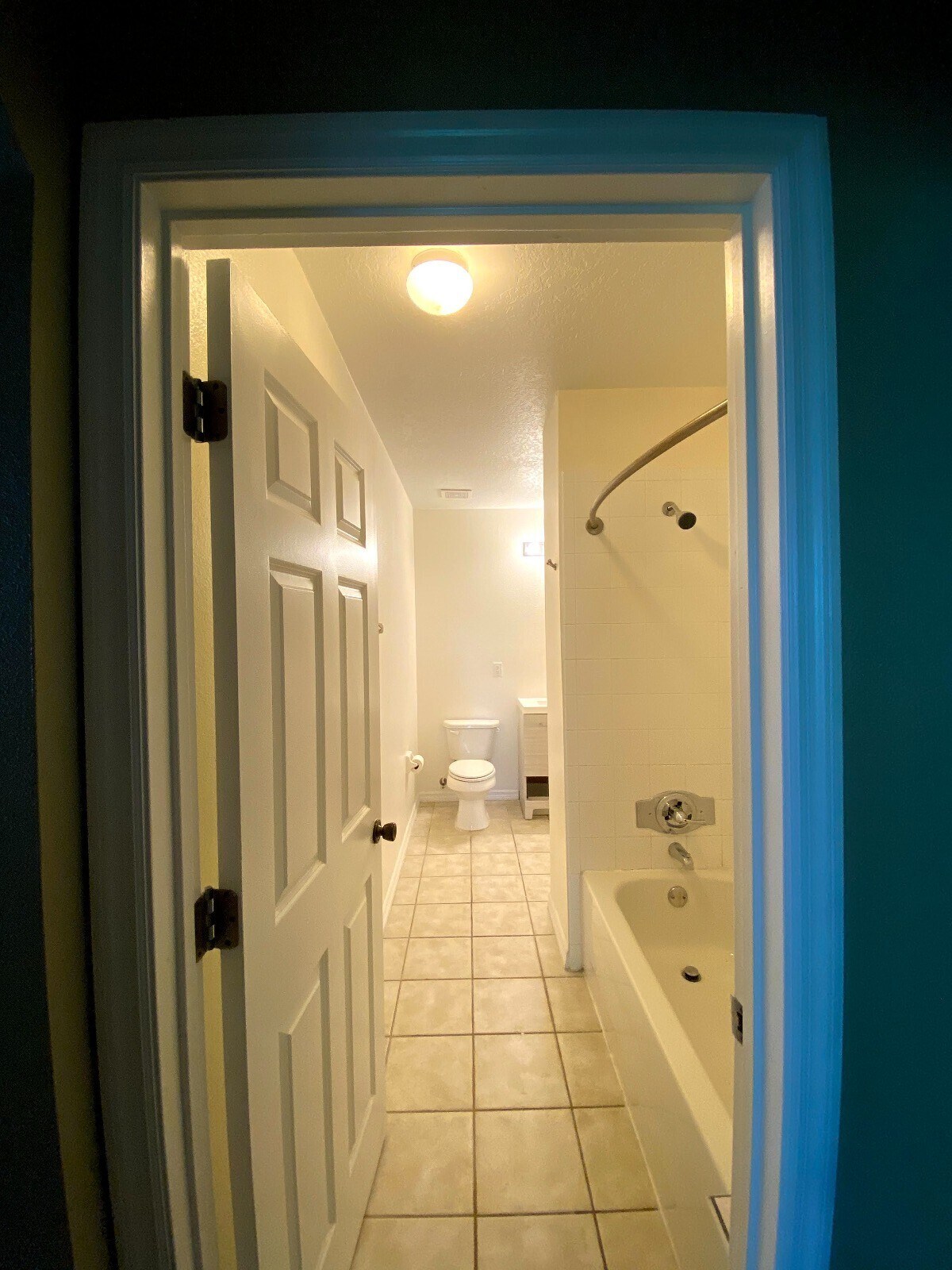 Shared bathroom - 3687 Oakdale Cir