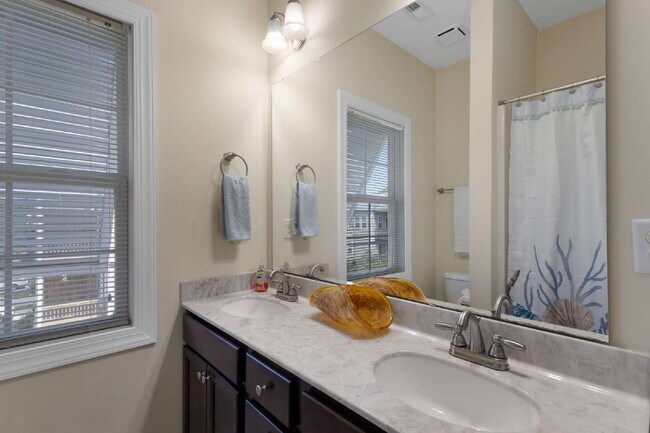 Building Photo - Coastal Comfort Awaits: Spacious 3-Bed, 3-Bath Townhouse in Surf City!