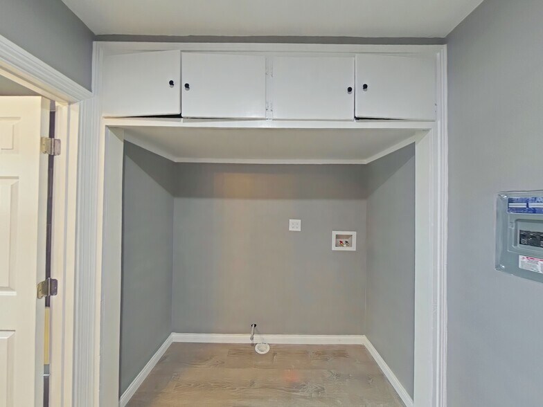 Laundry Hookups - 1117 N Mayfield Ave