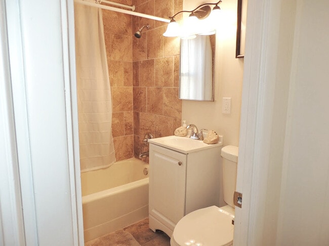 Building Photo - 3 Bed - 1 Bath Ranch for Rent in Bedford |...