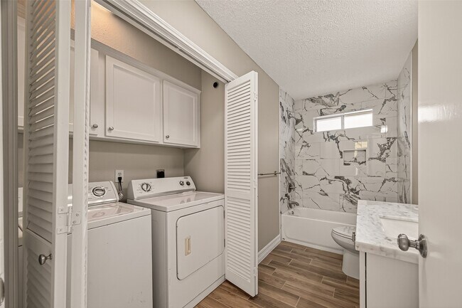Building Photo - 15915 Dunmoor Dr