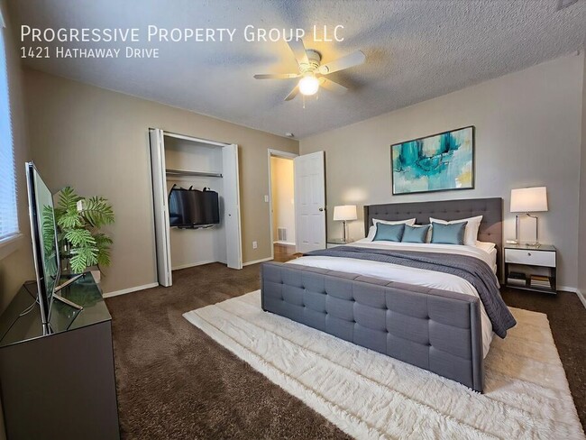 Building Photo - 1421 Hathaway Dr
