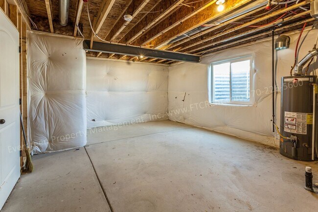 Building Photo - Beautiful 4 Bedroom in Windsor East!