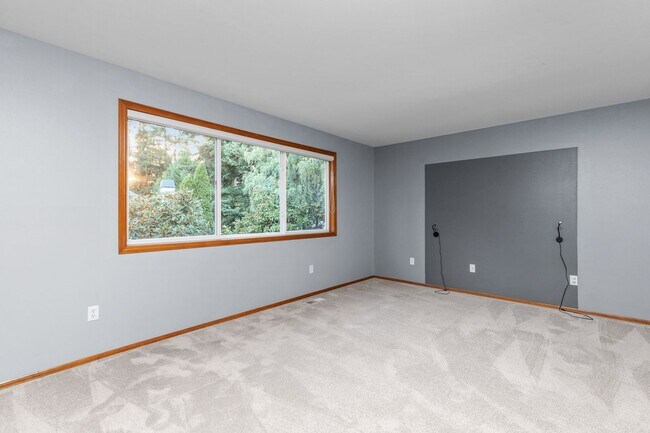 Building Photo - Spacious 4 bed/2.5 bath in Kirkland