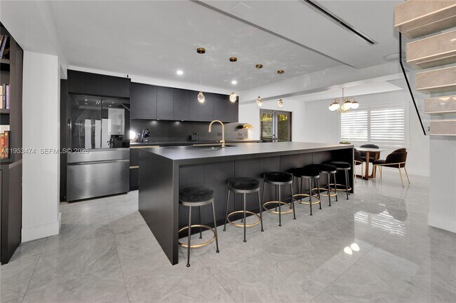 Building Photo - 1117 Alberca St