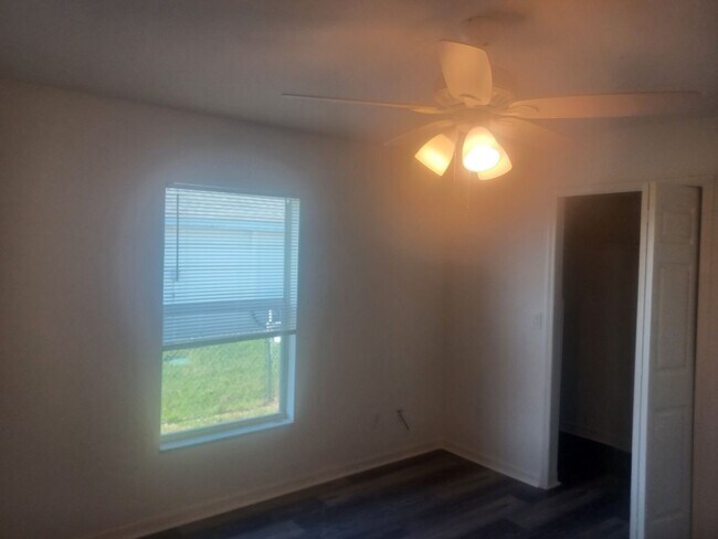 Building Photo - Freshly painted interior and BRAND NEW LVP...