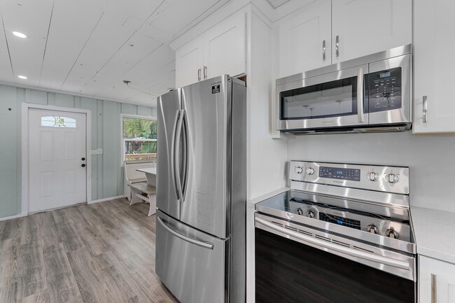 Building Photo - 856 SW Rustic Cir