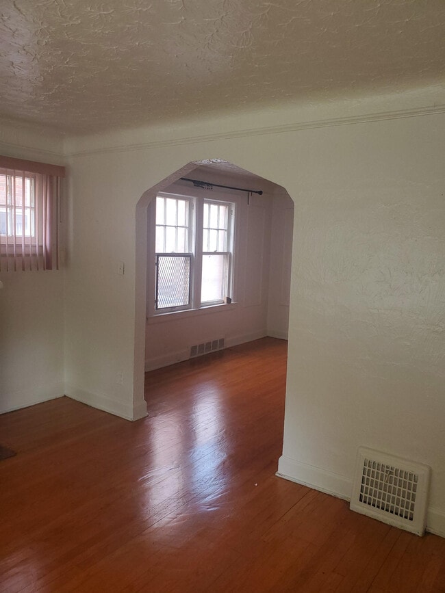 Building Photo - 8544 Cloverlawn Ave