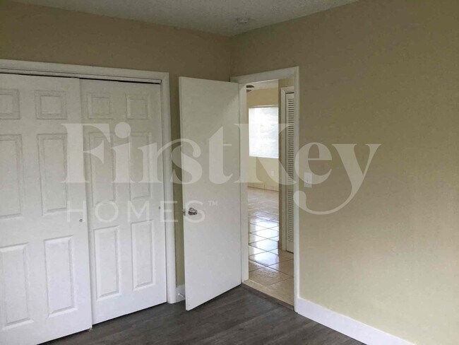 Building Photo - 18000 NW 6th Ct