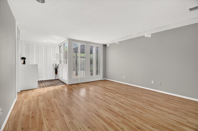 Building Photo - 147 Valley Dr