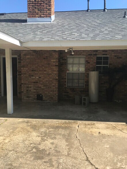 Building Photo - 15016 Lynbrook Dr