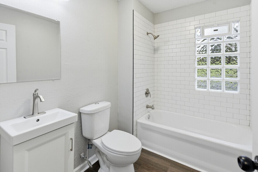 Building Photo - 4677 N 60th St