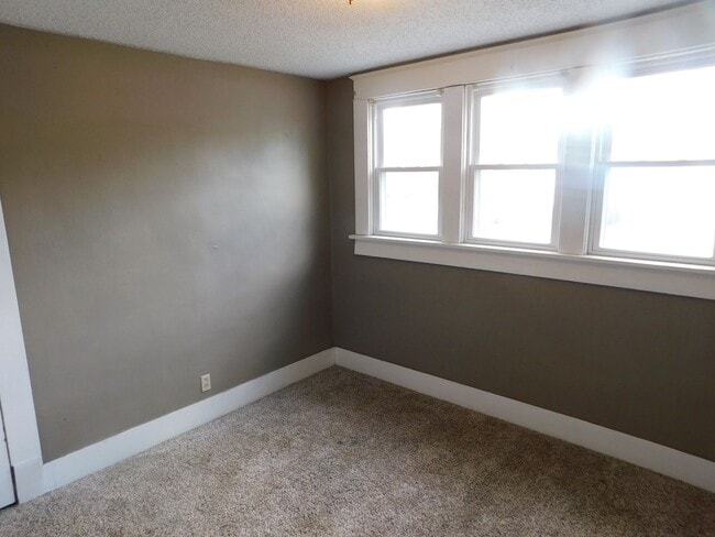 Building Photo - Very charming, large 4 bedroom/2 bath in E...