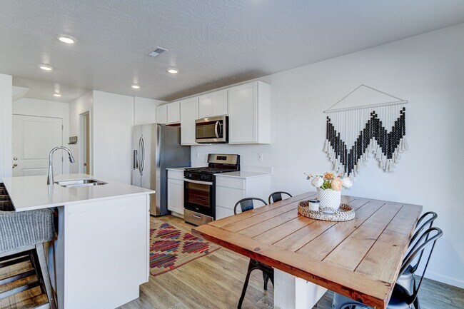 Building Photo - 3 BEDROOM Long Valley Townhome with all the Amenities