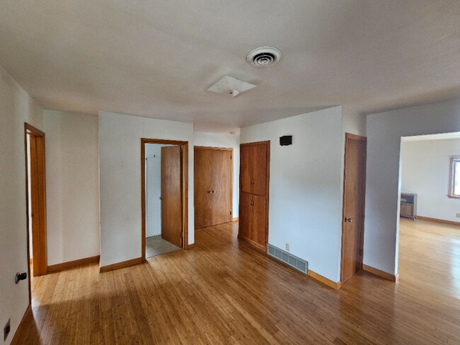 Building Photo - 324 E Parkinson St