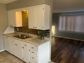 Building Photo - Stunning 3 Bedroom 2 Bathroom Townhome in Robbinsdale!