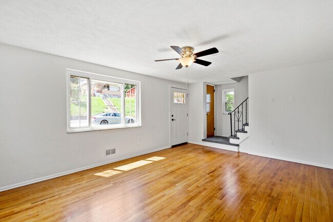 Building Photo - AVAILABLE SEPT 1ST!! GORGEOUS 3 BEDROOM IN...