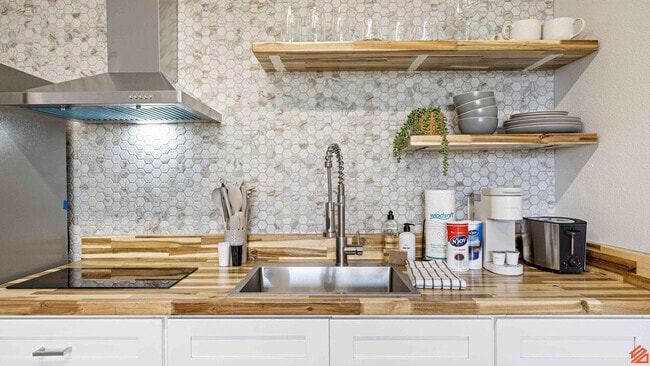 Building Photo - 556 Coral Ct