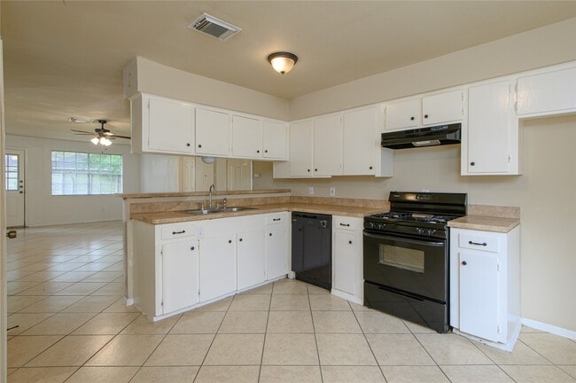 Building Photo - 23015 Bayleaf Dr