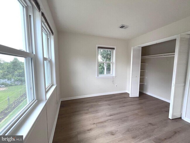 Building Photo - 5350 Ravensworth Rd