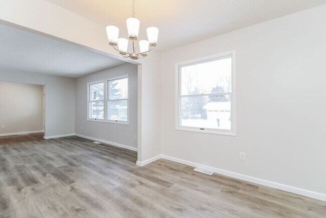 Building Photo - Beautiful 3 Bedroom and 2 Bath Ranch Home ...