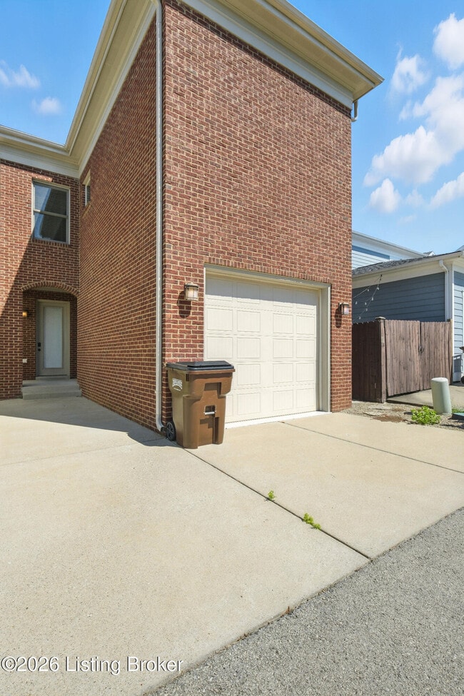 Building Photo - 10910 Kings Crown Dr