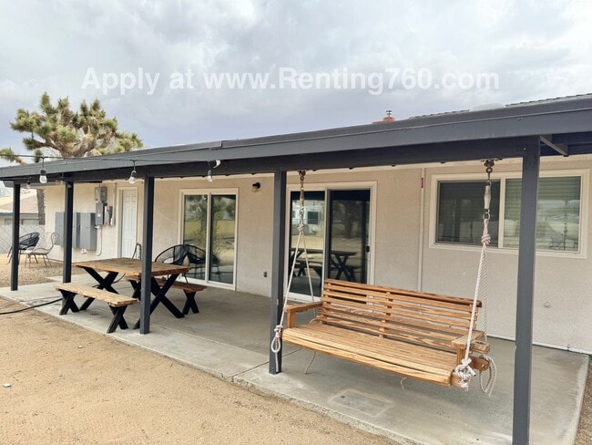 Building Photo - Modern & Updated Home With Solar!