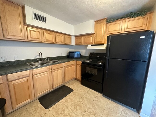 Building Photo - Beautiful 2Bed & 1Bath ON THE WATER in St....