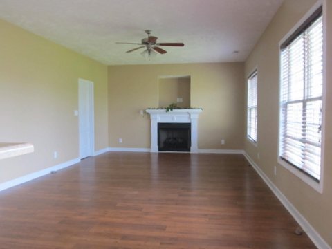 Building Photo - Beautiful 4 Bedroom Home with Spacious Backyard!