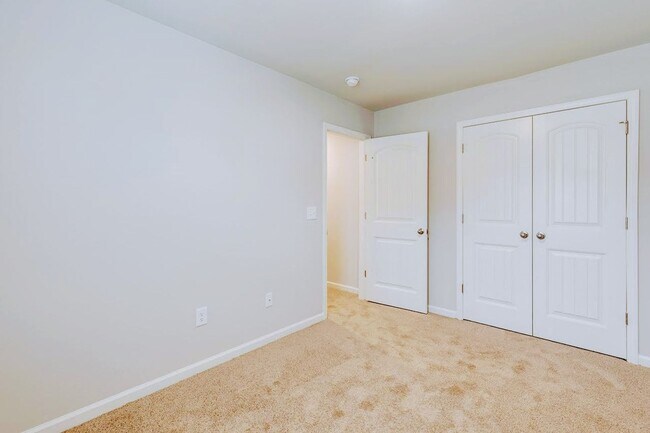 Building Photo - Beautiful Rental Home Features 5 Beds/3.5 ...