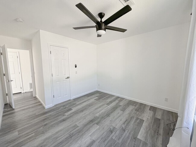 Building Photo - Available Now!  3 Bedroom, 2 Bathroom in Prime Bentonville Location, w/ Garage and Fenced-in Back...