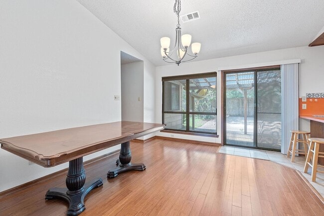 Building Photo - 709 Show Low Ct