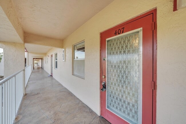 Building Photo - 1035 Country Club Dr