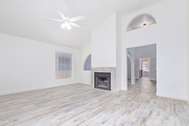 Building Photo - 509 E Rimrock Dr