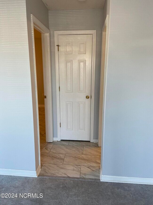 Building Photo - 4158 Breezewood Dr