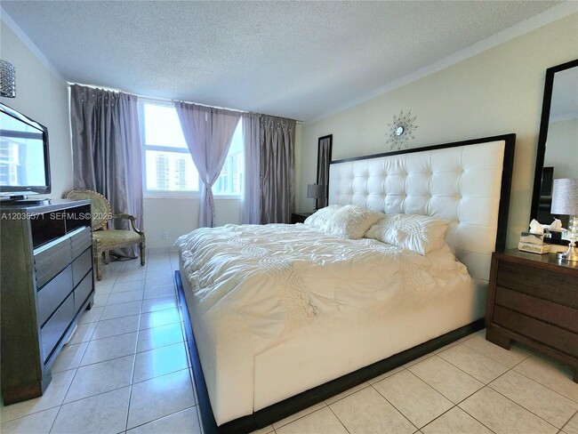 Building Photo - 2030 S Ocean Dr