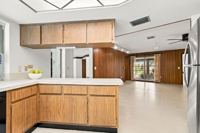 Building Photo - 1257 Fairway Cir S