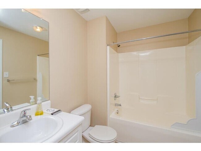 Building Photo - End-unit 2 Bed / 2 Bath Townhome with LVP Floors & washer/dryer included