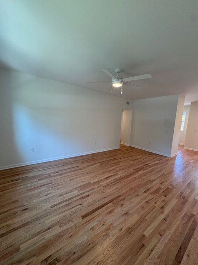 Building Photo - Newly Renovated Three Bedrooms Condo in South Windermere