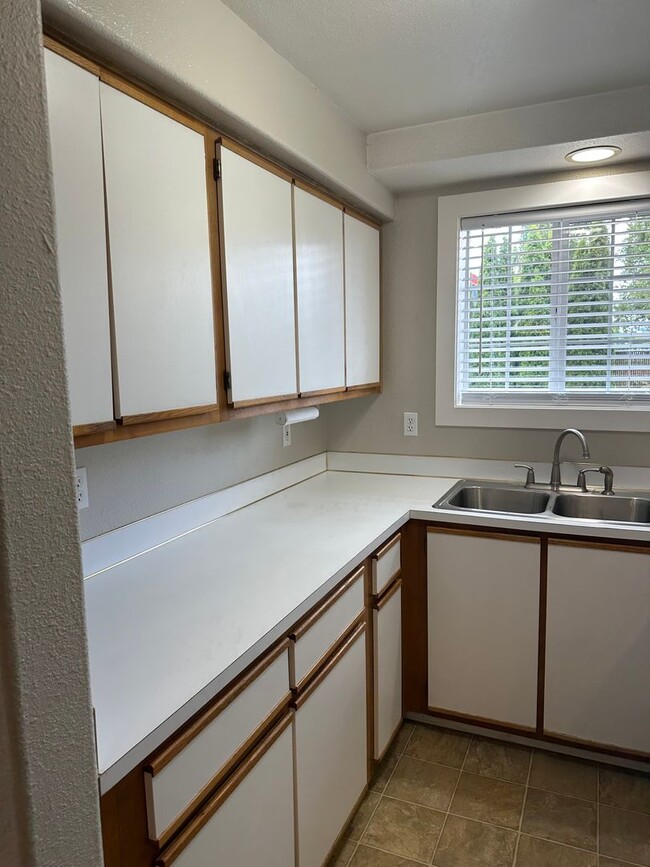 Building Photo - Adorable 1 bedroom 1 bathroom home in Spri...