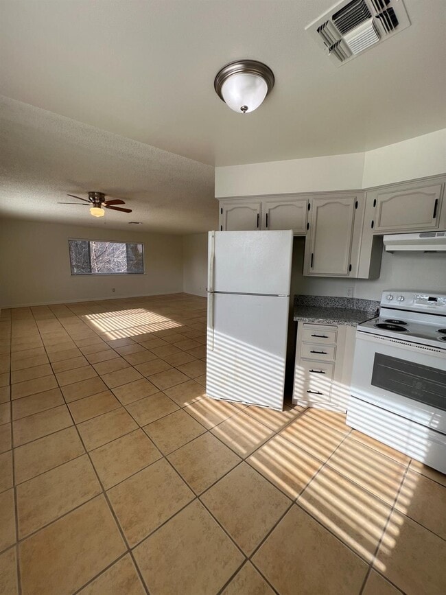 Building Photo - 3344 E Sierra Madre Ave