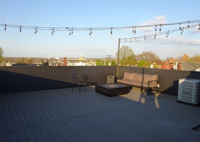 Building Photo - Beautiful Two Bedroom Condo w/ Rooftop Patio