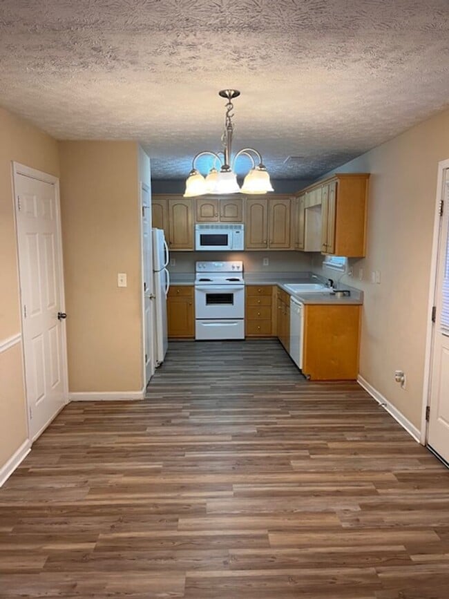 Building Photo - Home in Locust Grove