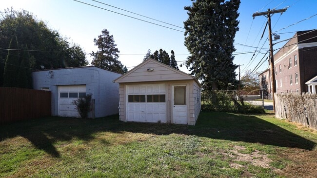 Building Photo - 3 Bedroom House