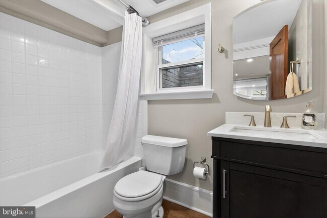 Building Photo - 32 Farragut Pl NW