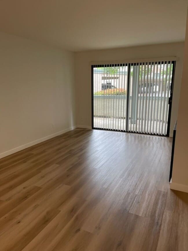 Building Photo - Large 2 Bedroom, 2 Bath Condo with 2 Parking and Community Pool